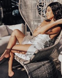 Kourtney Kardashian feet photo thumbnail