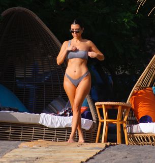 Kourtney Kardashian feet photo thumbnail