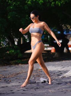 Kourtney Kardashian feet photo thumbnail