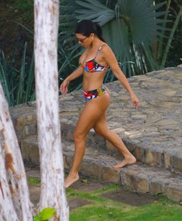 Kourtney Kardashian feet photo thumbnail