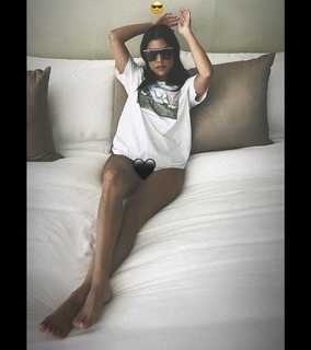 Kourtney Kardashian feet photo thumbnail