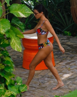 Kourtney Kardashian feet photo thumbnail