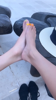 Kourtney Kardashian feet photo thumbnail
