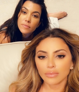 Kourtney Kardashian feet photo thumbnail