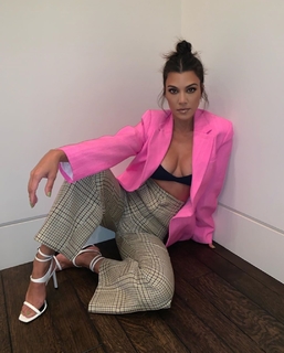 Kourtney Kardashian feet photo thumbnail