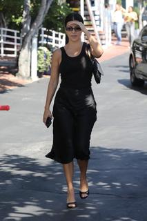 Kourtney Kardashian feet photo thumbnail