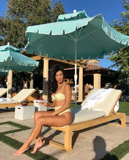 Kourtney Kardashian feet photo thumbnail