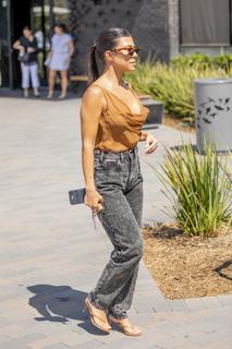 Kourtney Kardashian feet photo thumbnail