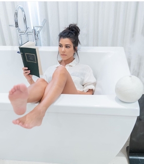 Kourtney Kardashian feet photo thumbnail
