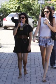 Kourtney Kardashian feet photo thumbnail