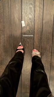Kourtney Kardashian feet photo thumbnail