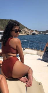 Kourtney Kardashian feet photo thumbnail