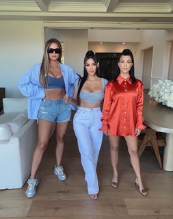 Kourtney Kardashian feet photo thumbnail