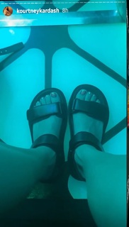 Kourtney Kardashian feet photo thumbnail