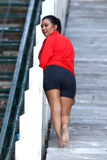 Kourtney Kardashian feet photo thumbnail