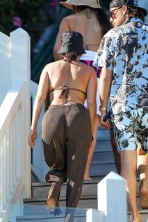 Kourtney Kardashian feet photo thumbnail