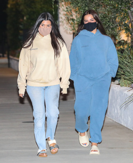 Kourtney Kardashian feet photo thumbnail