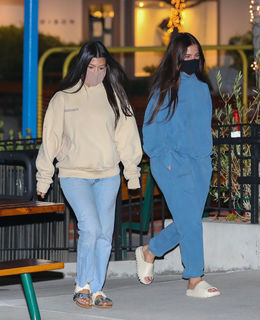 Kourtney Kardashian feet photo thumbnail