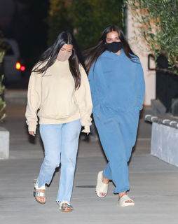 Kourtney Kardashian feet photo thumbnail