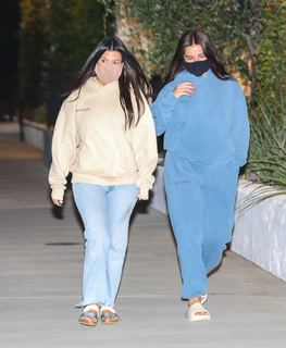 Kourtney Kardashian feet photo thumbnail