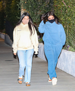 Kourtney Kardashian feet photo thumbnail