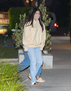Kourtney Kardashian feet photo thumbnail