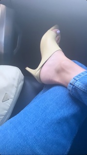 Kourtney Kardashian feet photo thumbnail