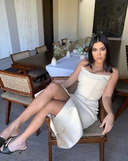 Kourtney Kardashian feet photo thumbnail