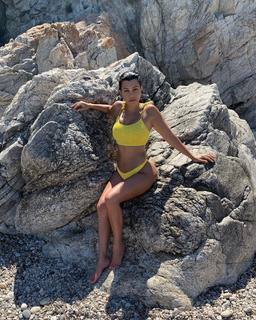 Kourtney Kardashian feet photo thumbnail