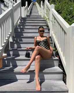 Kourtney Kardashian feet photo thumbnail