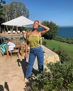 Kourtney Kardashian feet photo thumbnail