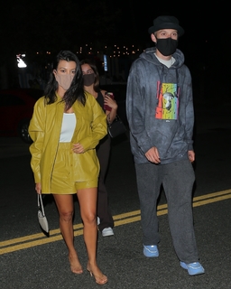 Kourtney Kardashian feet photo thumbnail