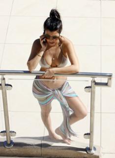 Kourtney Kardashian feet photo thumbnail