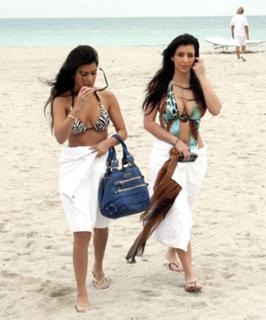 Kourtney Kardashian feet photo thumbnail