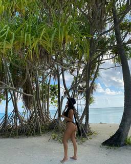 Kourtney Kardashian feet photo thumbnail