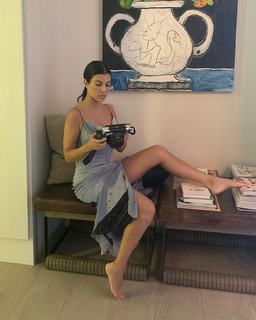 Kourtney Kardashian feet photo thumbnail