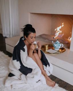 Kourtney Kardashian feet photo thumbnail