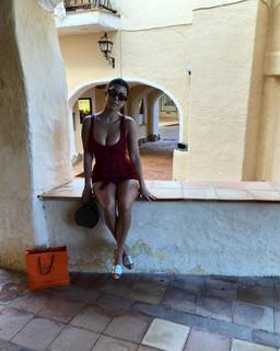 Kourtney Kardashian feet photo thumbnail