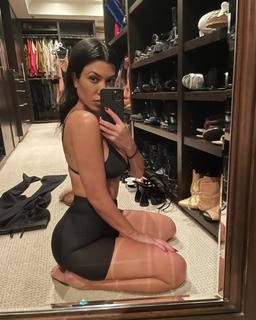Kourtney Kardashian feet photo thumbnail