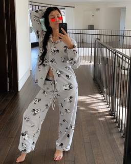 Kourtney Kardashian feet photo thumbnail
