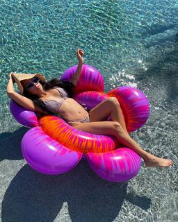 Kourtney Kardashian feet photo thumbnail