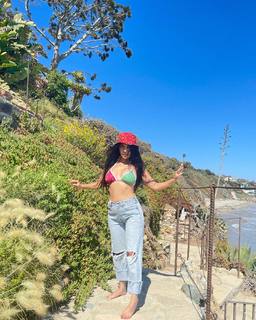 Kourtney Kardashian feet photo thumbnail