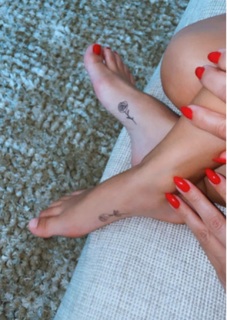 Kourtney Kardashian feet photo thumbnail
