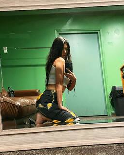 Kourtney Kardashian feet photo thumbnail