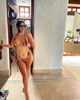 Kourtney Kardashian feet photo thumbnail