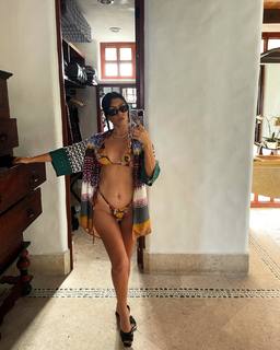 Kourtney Kardashian feet photo thumbnail