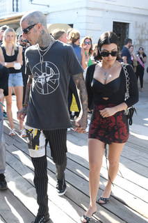 Kourtney Kardashian feet photo thumbnail