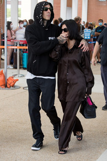 Kourtney Kardashian feet photo thumbnail