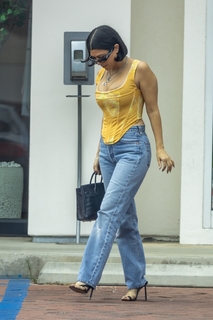 Kourtney Kardashian feet photo thumbnail