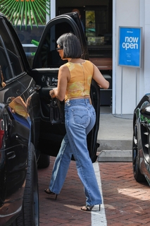 Kourtney Kardashian feet photo thumbnail